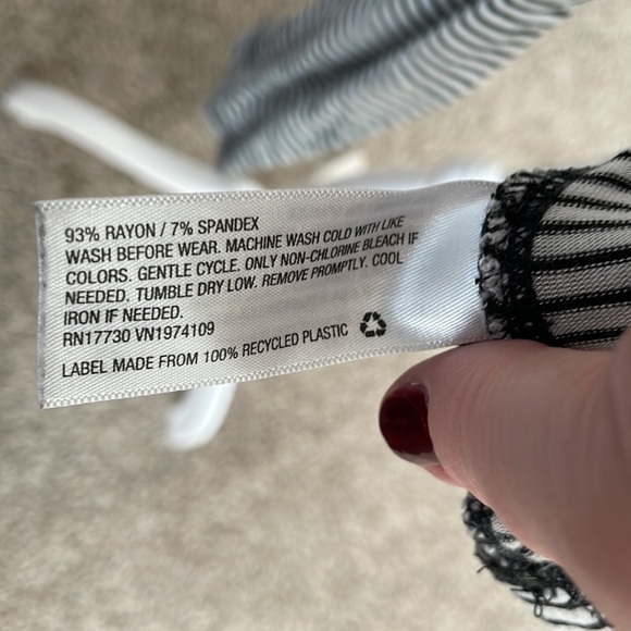 Universal Thread black and white striped essentials top XL - Picture 5 of 5